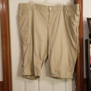 Catherines khaki cargo  capris. Sz 4x 30/32.